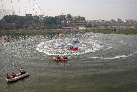 Effondrement d'un pont suspendu en Inde: visite du Premier ministre sur place