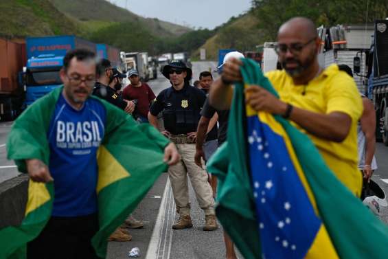 Brésil: Multiplication des barrages routiers, Bolsonaro toujours muet