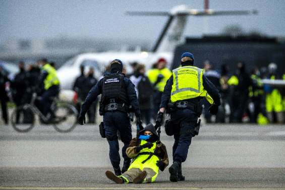 Climat: des centaines d'activistes arrêtés à l'aéroport d'Amsterdam Schiphol