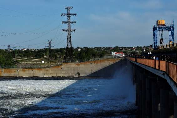 Ukraine: le barrage de Kakhovka touché, pas de 