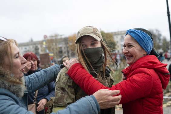 Ukraine: dans Kherson, soldats stars et goût de liberté