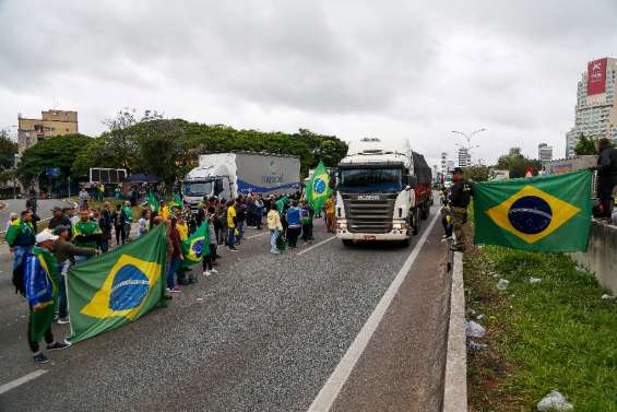 Défaite de Bolsonaro: des milliers de Brésiliens exigent une intervention de l'armée