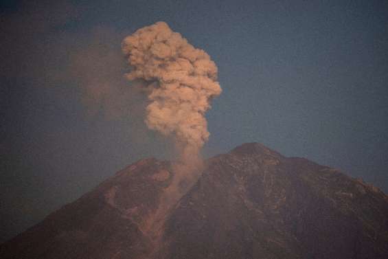 Indonésie: les évacuations se poursuivent après l'éruption du volcan Semeru