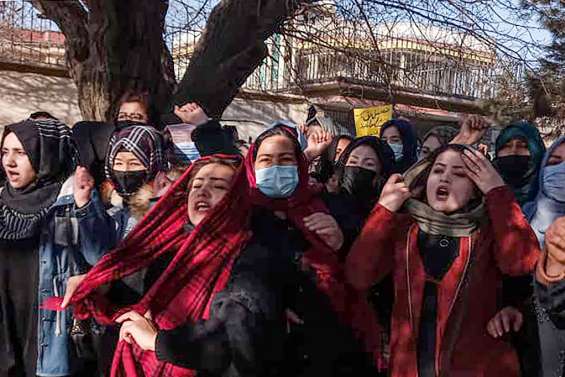 Une vingtaine d'Afghanes manifestent contre la fermeture des universités aux femmes 