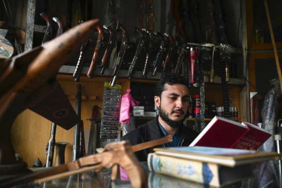 Au Far West pakistanais, une bibliothèque se fait une place près d'un grand marché d'armes