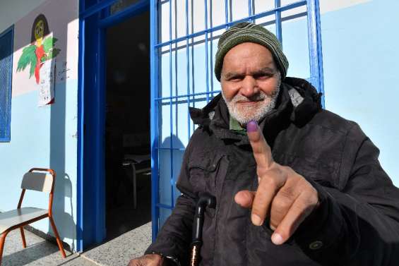 Tunisie: affluence timide lors du vote pour un Parlement diminué