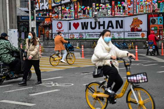 A Wuhan, des fleurs pour le Nouvel an et pour les morts du Covid