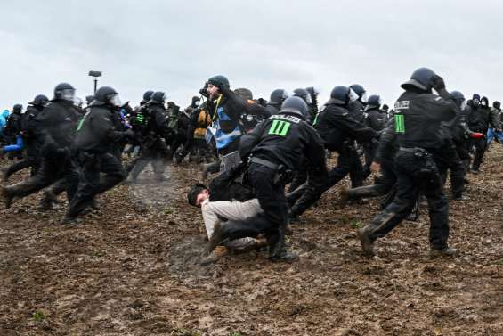 Allemagne: échauffourées au bord d'une vaste mine de charbon entre manifestants et police