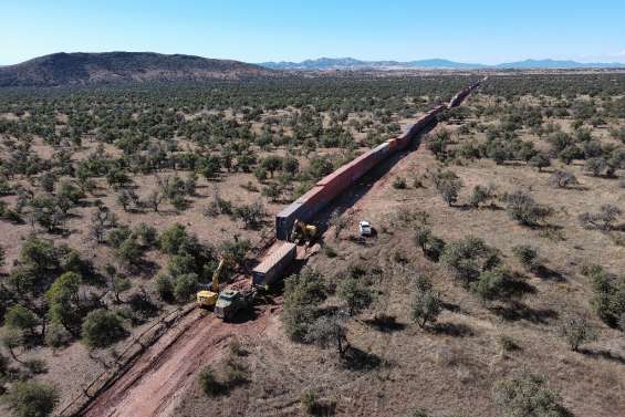 En Arizona, le mur de conteneurs à la frontière avec le Mexique en cours de démantèlement