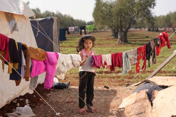 Syrie: à Jandairis, les rescapés campent dans les ruines