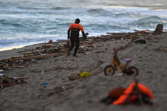 Naufrage de migrants dans le Sud de l'Italie: le bilan monte à 62 morts