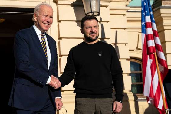 Visite surprise de Biden à Kiev qui promet plus d'aide militaire