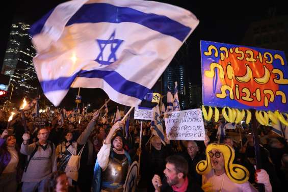 Des milliers d'Israéliens manifestent contre une réforme judiciaire controversée