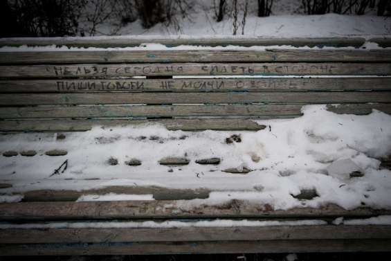 Sur des murs et des bancs: à Moscou, de silencieux appels à la paix