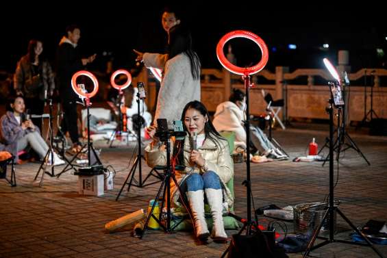 En Chine, des streameurs campent dehors en quête de pourboires