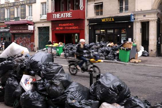 Des éboueurs toujours en grève, 5.400 t de déchets non ramassées à Paris