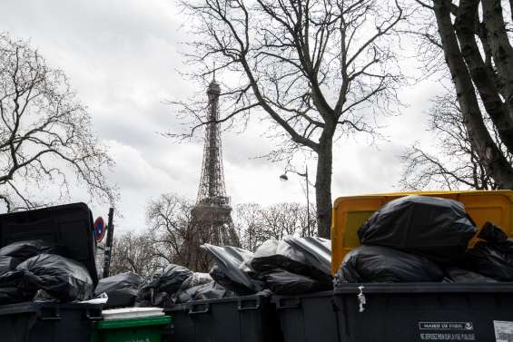 A Paris, capitale du tourisme mondial, on prend en photo les murs de poubelles