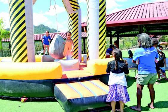 Chateaux gonflables et stands de jeux à la kermesse de Scheffleras