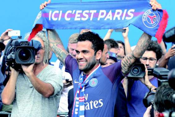 Dani Alves débarque au Paris-Saint-Germain