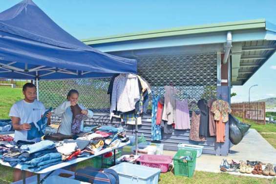 La braderie s’installe… au pied du faré