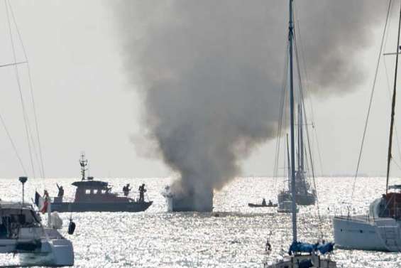 Un bateau s’embrase baie de l’Orphelinat