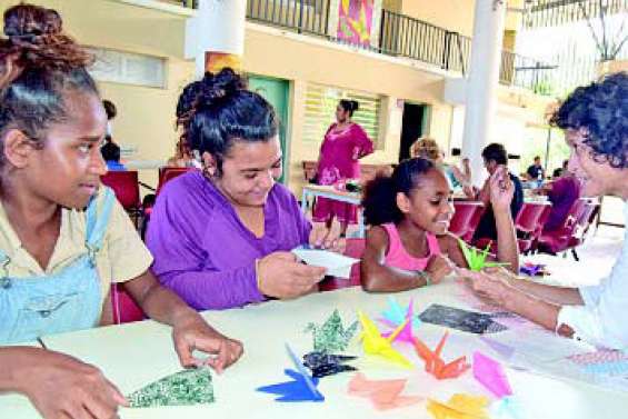 Marie M. apprend l’origami  aux jeunes avant son spectacle