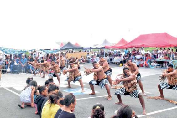 Au marché nocturne, les danses de Wallis-et-Futuna ont attiré le public