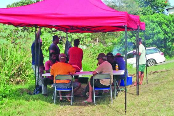 Les manifestants campent sur leurs positions