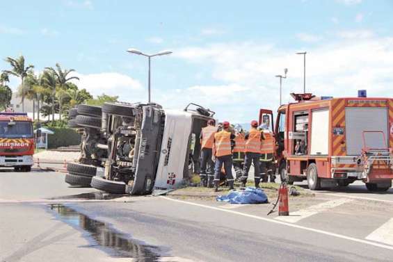 Un camion-toupie se renverse, bouchons monstres à Magenta