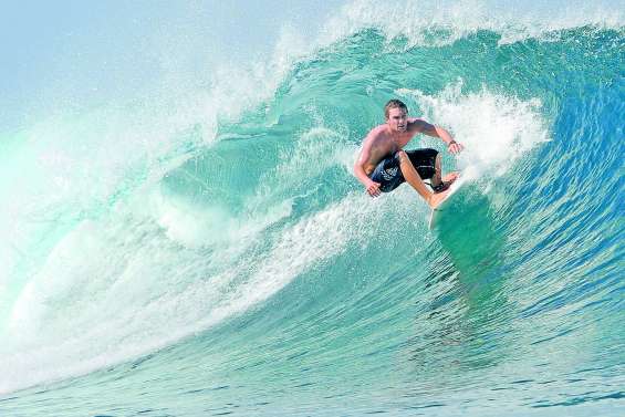 La passe de Dumbéa, le spot des surfeurs de la capitale