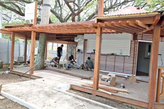 Chantiers à la pelle  sur la place des Cocotiers