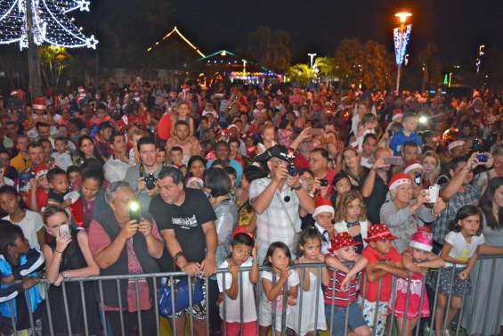 Le père Noël est bien arrivé samedi soir dans les communes du Grand Nouméa