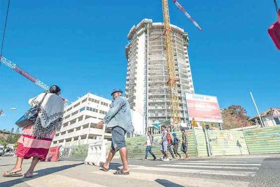 La construction de la tour Pacific Plaza à mi-parcours