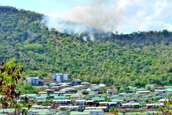 À Dumbéa, le Pic aux Chèvres toujours en proie aux flammes