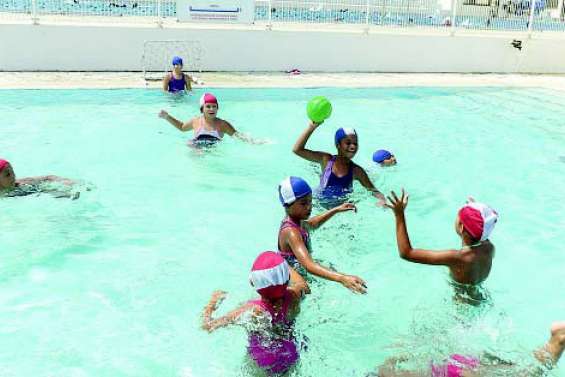 240 écoliers mouillent le maillot dans la piscine de Koutio