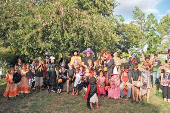 Une monstrueuse parade dans le village