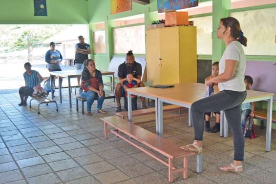 Les parents visitent la future école de leurs enfants