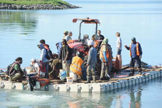 Un tracteur sur une barge