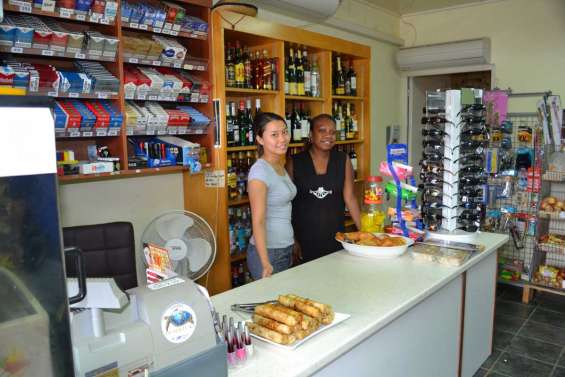 Nouveaux sourires à l'épicerie de Tomo