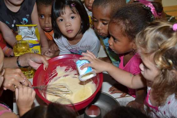 Les parents mettent la main à la pâte