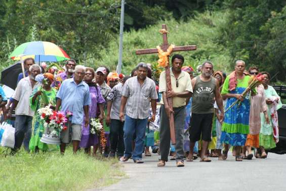 Canala porte sa croix