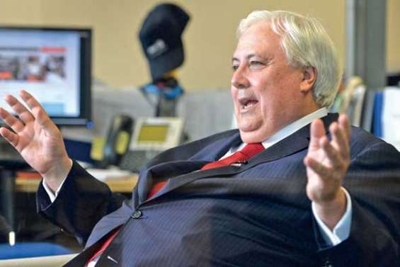 Clive Palmer met Queensland Nickel dans la balance