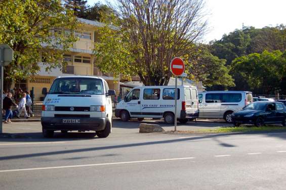 La grogne stationne à l'école