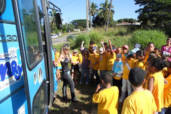 Les enfants quittent le bus en bon ordre