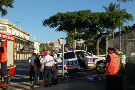 Une voiture de police percute une barrière