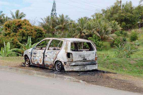 Une voiture brûlée à Saint-Louis