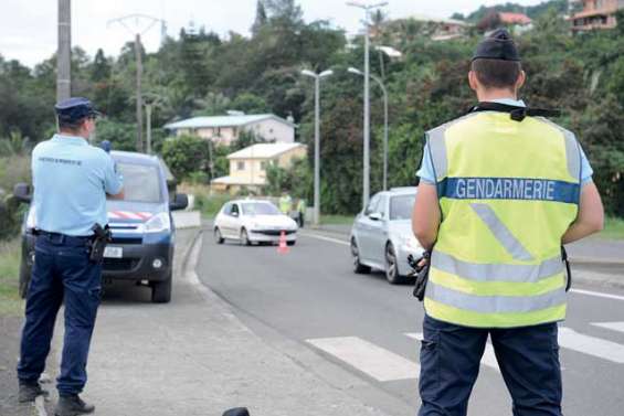 Il fonce sur les gendarmes avant de prendre la fuite