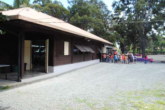 La cantine en bois devra tenir un an de plus