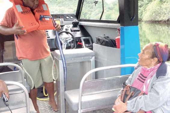 Premières traversées  de la navette fluviale à Hienghène