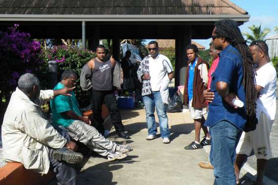 Les usagers attendent une table ronde